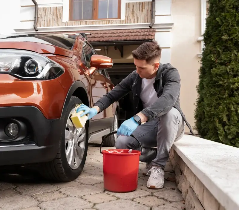 Lavage auto à domicile Conchil-le-Temple : professionnel intervenant sur un véhicule